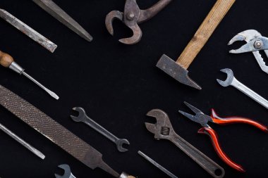 İnşaat araçları koyu arka plan üzerinde ayarlayın. Tamirci, marangoz, Oluşturucu için ürün yelpazesine sahip aygıtlar. Metin için yer kopyalayın. Üstten Görünüm
