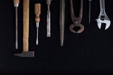 İnşaat araçları koyu arka plan üzerinde ayarlayın. Tamirci, marangoz, Oluşturucu için ürün yelpazesine sahip aygıtlar. Metin için yer kopyalayın. Üstten Görünüm