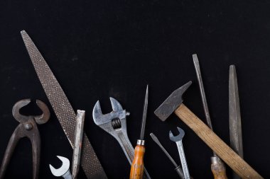 İnşaat araçları koyu arka plan üzerinde ayarlayın. Tamirci, marangoz, Oluşturucu için ürün yelpazesine sahip aygıtlar. Metin için yer kopyalayın. Üstten Görünüm