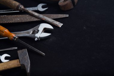 İnşaat araçları koyu arka plan üzerinde ayarlayın. Tamirci, marangoz, Oluşturucu için ürün yelpazesine sahip aygıtlar. Metin için yer kopyalayın. Üstten Görünüm