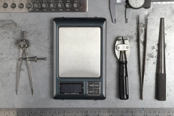 Tools set van juwelen. Sieraden werkplek op metalen achtergrond met kopie ruimte voor tekst. Bovenaanzicht — Stockfoto