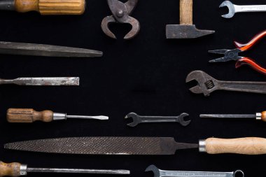 İnşaat araçları koyu arka plan üzerinde ayarlayın. Tamirci, marangoz, Oluşturucu için ürün yelpazesine sahip aygıtlar. Metin için yer kopyalayın. Üstten Görünüm