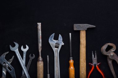 İnşaat araçları koyu arka plan üzerinde ayarlayın. Tamirci, marangoz, Oluşturucu için ürün yelpazesine sahip aygıtlar. Metin için yer kopyalayın. Üstten Görünüm