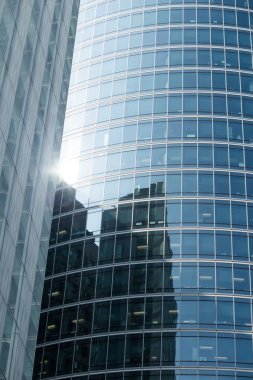 Gökdelenler Paris iş merkezi La Defense cephe cam. Kentsel mimari, modern ofis binaları. Arka plan gökyüzü yansıması ile. Şehir hayatı, Ekonomi ve mali kavramı