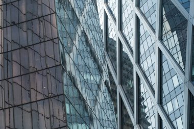 Gökdelenler Paris iş merkezi La Defense cephe cam. Kentsel mimari, modern ofis binaları. Arka plan gökyüzü yansıması ile. Şehir hayatı, Ekonomi ve mali kavramı