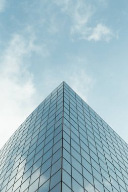 Gökdelenler Paris iş merkezi La Defense cephe cam. Kentsel mimari, modern ofis binaları. Arka plan gökyüzü yansıması ile. Şehir hayatı, Ekonomi ve mali kavramı