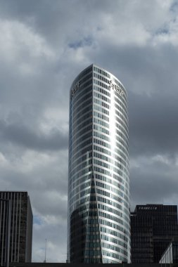 Paris - Temmuz 2016. EDF Paris iş merkezleri La Defense ofisinde. Bulutlu bir günde modern binaların cam cepheler. Kentsel mimari ve gökdelenler. Ekonomi, mali etkinlik kavramı.