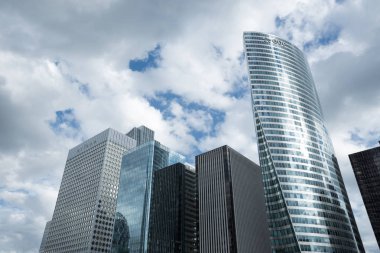 Paris - Temmuz 2016. EDF Paris iş merkezleri La Defense ofisinde. Bulutlu bir günde modern binaların cam cepheler. Kentsel mimari ve gökdelenler. Ekonomi, mali etkinlik kavramı.