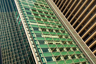 Gökdelenler Paris iş merkezi La Defense cephe cam. Kentsel mimari, modern ofis binaları. Arka plan gökyüzü yansıması ile. Şehir hayatı, Ekonomi ve mali kavramı