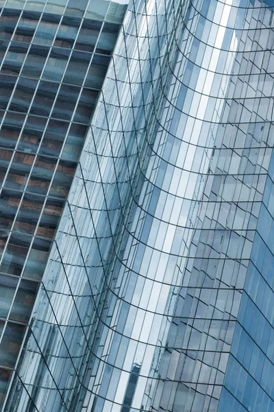 Wolkenkrabbers glazen gevels in Parijs zakencentrum La Defense. Stedelijke architectuur, moderne kantoorgebouwen. Abstracte achtergrond met hemel reflectie. Stad concept op het gebied van leven, economie en Financiën — Stockfoto