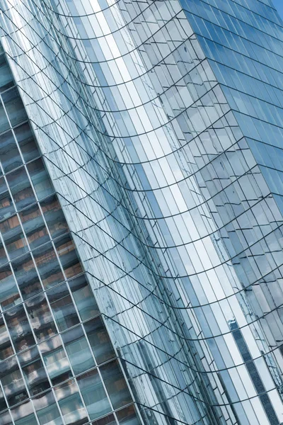 Wolkenkrabbers glazen gevels in Parijs zakencentrum La Defense. Stedelijke architectuur, moderne kantoorgebouwen. Abstracte achtergrond met hemel reflectie. Stad concept op het gebied van leven, economie en Financiën — Stockfoto