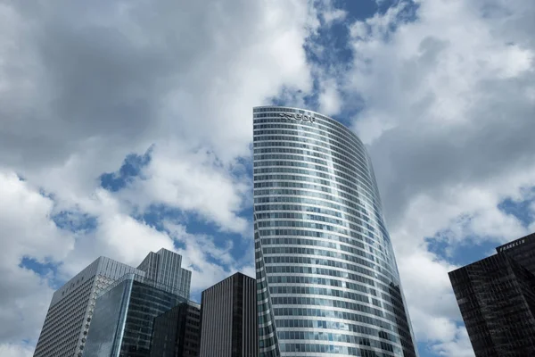 파리-7 월 2016. 파리 라데팡스에에서 Edf 사무실입니다. 흐린 날에 현대 건물의 유리 외관 도시 건축 고 고층 빌딩입니다. 경제, 금융 활동 개념. — 스톡 사진
