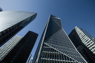 Paris iş içinde gökdelenler La Defense bölge. Cityscape modern binalar güneşli bir cam cephe ile. Kentsel mimari ve çağdaş şehir hayatı. Ekonomi, mali etkinlik kavramı