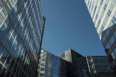 Paris iş içinde gökdelenler La Defense bölge. Cityscape modern binalar güneşli bir cam cephe ile. Kentsel mimari ve çağdaş şehir hayatı. Ekonomi, mali etkinlik kavramı