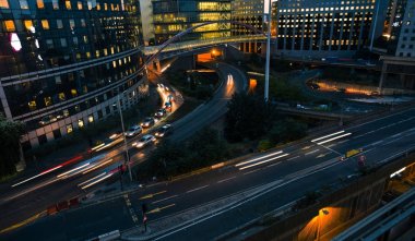 Dinamik şehir sokak trafik, araba ışıklar ve cam cepheler Paris iş modern binaların La Defense bölge. Gece cityscape gökdelenler ile bulanık. Ekonomi, Maliye, Ulaştırma kavramı