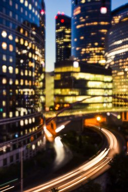 Dinamik şehir sokak trafik, araba ışıklar ve cam cepheler Paris iş modern binaların La Defense bölge. Gece cityscape gökdelenler ile bulanık. Ekonomi, Maliye, Ulaştırma kavramı
