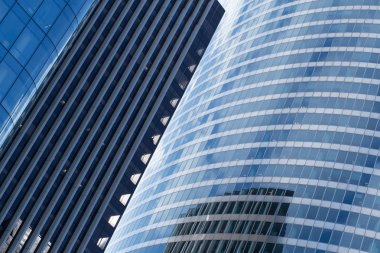Gökdelenler Paris iş merkezi La Defense cephe cam. Kentsel mimari, modern ofis binaları. Arka plan gökyüzü yansıması ile. Şehir hayatı, Ekonomi ve mali kavramı
