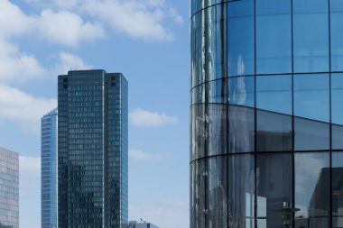 Paris iş içinde gökdelenler La Defense bölge. Cityscape modern binalar güneşli bir cam cephe ile. Kentsel mimari ve çağdaş şehir hayatı. Ekonomi, mali etkinlik kavramı