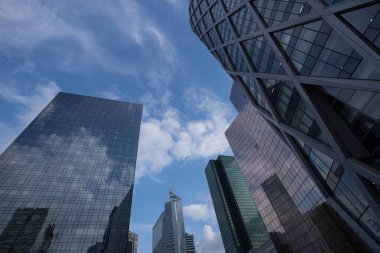 Paris iş içinde gökdelenler La Defense bölge. Cityscape modern binalar güneşli bir cam cephe ile. Kentsel mimari ve çağdaş şehir hayatı. Ekonomi, mali etkinlik kavramı
