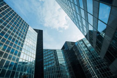Paris iş içinde gökdelenler La Defense bölge. Cityscape modern binalar güneşli bir cam cephe ile. Kentsel mimari ve çağdaş şehir hayatı. Ekonomi, mali etkinlik kavramı