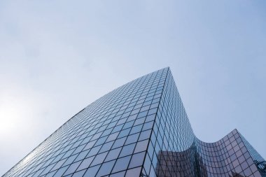 Gökdelenler Paris iş merkezi La Defense cephe cam. Kentsel mimari, modern ofis binaları. Arka plan gökyüzü yansıması ile. Şehir hayatı, Ekonomi ve mali kavramı