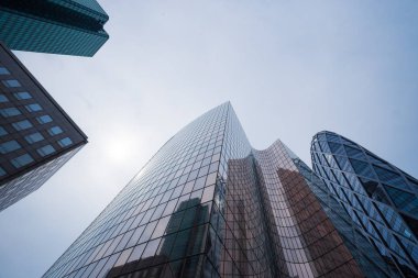 Paris iş içinde gökdelenler La Defense bölge. Cityscape modern binalar güneşli bir cam cephe ile. Kentsel mimari ve çağdaş şehir hayatı. Ekonomi, mali etkinlik kavramı