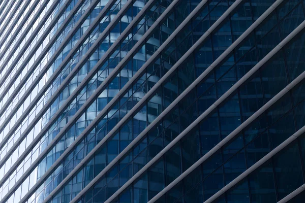 Ουρανοξύστες από γυαλί προσόψεις στο Παρίσι επιχειρηματικό κέντρο La Defense. Αστική αρχιτεκτονική, μοντέρνα κτίρια. Αφηρημένα φόντο με αντανάκλαση του ουρανού. Πόλη ζωή, οικονομία και οικονομικών έννοια — Φωτογραφία Αρχείου