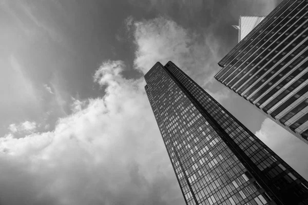 Paris iş içinde gökdelenler La Defense bölge. Cityscape modern binalar güneşli bir cam cephe ile. Kentsel mimari, şehir hayatı. Ekonomi, finansal faaliyet kavramı. Siyah ve beyaz