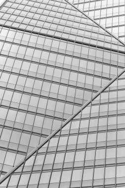 Gökdelenler Paris iş merkezi La Defense cephe cam. Kentsel mimari, modern ofis binaları. Arka plan gökyüzü yansıması ile. Ekonomi, mali etkinlik kavramı. Siyah ve beyaz