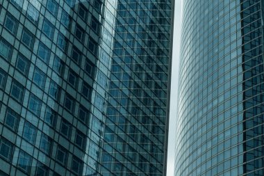 Gökdelenler Paris iş merkezi La Defense cephe cam. Kentsel mimari, modern ofis binaları. Arka plan gökyüzü yansıması ile. Şehir hayatı, Ekonomi ve mali kavramı