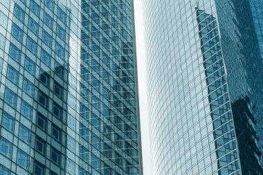 Gökdelenler Paris iş merkezi La Defense cephe cam. Kentsel mimari, modern ofis binaları. Arka plan gökyüzü yansıması ile. Şehir hayatı, Ekonomi ve mali kavramı