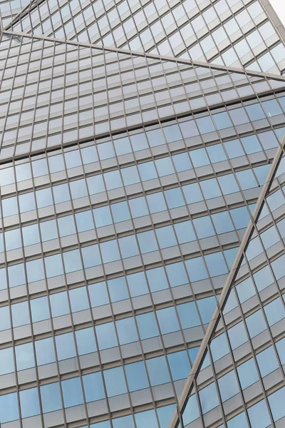 Rascacielos fachadas de cristal en el centro de negocios de París La Defense. Arquitectura urbana, edificios de oficinas modernos. Fondo abstracto con reflejo en el cielo. Vida urbana, economía y finanzas — Foto de Stock