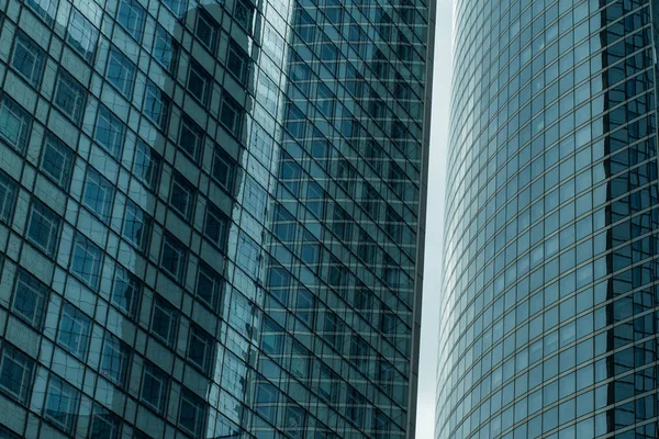 Gökdelenler Paris iş merkezi La Defense cephe cam. Kentsel mimari, modern ofis binaları. Arka plan gökyüzü yansıması ile. Şehir hayatı, Ekonomi ve mali kavramı