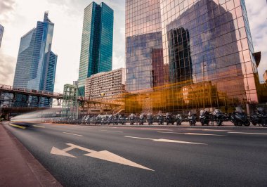 Modern binalar ve Paris iş dinamik sokak trafiğe La Defense bölge. Cityscape ile cam cephe gökdelenler bulutlu bir günde. Ekonomi, finans, yol ağ ve şehir trafik konsepti