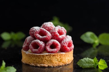 Ahududulu tart tatlı koyu arka plan üzerinde. Geleneksel Fransız tatlı pasta. Lezzetli, iştah açıcı, ev yapımı Pasta krema, taze meyveler ve meyve ile. Alan, closeup kopyalayın. Seçici odak