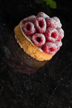 Ahududulu tart tatlı koyu arka plan üzerinde. Geleneksel Fransız tatlı pasta. Lezzetli, iştah açıcı, ev yapımı Pasta krema, taze meyveler ve meyve ile. Alan, closeup kopyalayın. Seçici odak