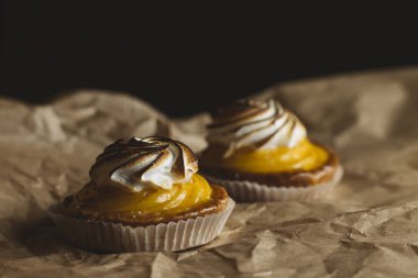 Limon pasta narenciye tablo. Geleneksel Fransız tatlı pasta tart. Lezzetli, iştah açıcı, ev yapımı tatlı limon kremalı. Alan, closeup kopyalayın. Seçici odak. Tonda