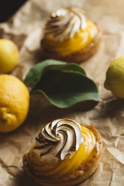 Limon pasta narenciye tablo. Geleneksel Fransız tatlı pasta tart. Lezzetli, iştah açıcı, ev yapımı tatlı limon kremalı. Alan, closeup kopyalayın. Seçici odak. Tonda