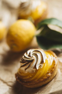 Limon pasta narenciye tablo. Geleneksel Fransız tatlı pasta tart. Lezzetli, iştah açıcı, ev yapımı tatlı limon kremalı. Alan, closeup kopyalayın. Seçici odak. Tonda