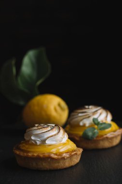 Limon pasta narenciye tablo. Geleneksel Fransız tatlı pasta tart. Lezzetli, iştah açıcı, ev yapımı tatlı limon kremalı. Alan, closeup kopyalayın. Seçici odak. Tonda
