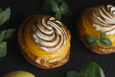 Limon pasta narenciye tablo. Geleneksel Fransız tatlı pasta tart. Lezzetli, iştah açıcı, ev yapımı tatlı limon kremalı. Alan, closeup kopyalayın. Seçici odak. Tonda