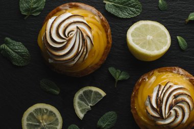 Limon pasta narenciye tablo. Geleneksel Fransız tatlı pasta tart. Lezzetli, iştah açıcı, ev yapımı tatlı limon kremalı. Alan, closeup kopyalayın. Seçici odak. Tonda
