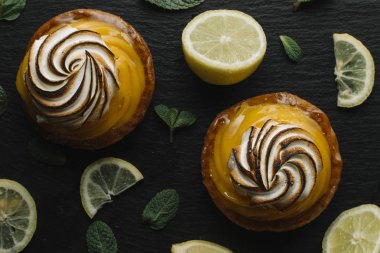 Limon pasta narenciye tablo. Geleneksel Fransız tatlı pasta tart. Lezzetli, iştah açıcı, ev yapımı tatlı limon kremalı. Alan, closeup kopyalayın. Seçici odak. Tonda