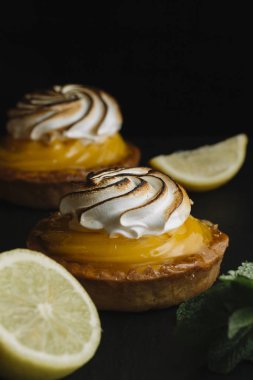 Limon pasta narenciye tablo. Geleneksel Fransız tatlı pasta tart. Lezzetli, iştah açıcı, ev yapımı tatlı limon kremalı. Alan, closeup kopyalayın. Seçici odak. Tonda