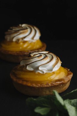 Limon pasta narenciye tablo. Geleneksel Fransız tatlı pasta tart. Lezzetli, iştah açıcı, ev yapımı tatlı limon kremalı. Alan, closeup kopyalayın. Seçici odak. Tonda