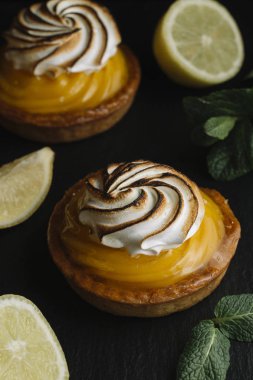 Limon pasta narenciye tablo. Geleneksel Fransız tatlı pasta tart. Lezzetli, iştah açıcı, ev yapımı tatlı limon kremalı. Alan, closeup kopyalayın. Seçici odak. Tonda