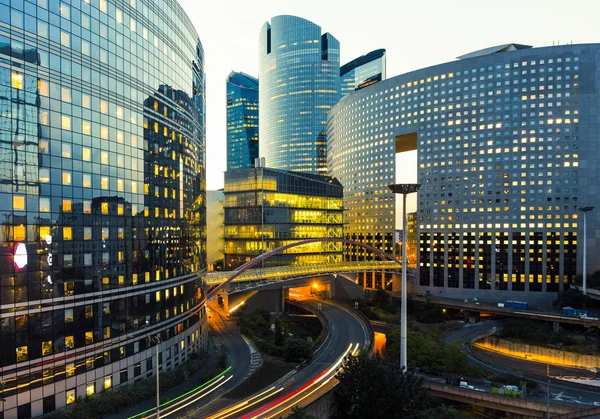 Paris iş içinde gökdelenler La Defense bölge. Avrupa gece cityscape dinamik sokak trafik, araba ışıklar ve modern binalar cam cephe ile. Ekonomi, Maliye, Ulaştırma kavramı. Tonda