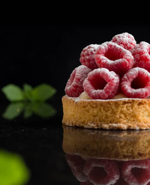 Raspberry tart dessert on dark background. Traditional french sweet pastry. Delicious, appetizing, homemade cake with custard, fresh berries and fruits. Copy space, closeup. Selective focus — Stock Photo, Image