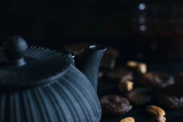 Variété de noix mélangées - amandes, noisettes et noix de cajou - sur fond d'ardoise sombre avec espace de copie. Vue de dessus. tonique — Photo