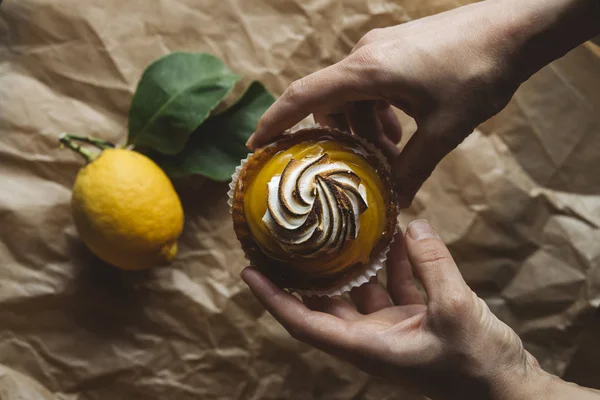 Limon pasta kadın elinde. Geleneksel Fransız tatlı pasta tart. Lezzetli, iştah açıcı, ev yapımı tatlı limon kremalı. Alan, closeup kopyalayın. Seçici odak. Tonda